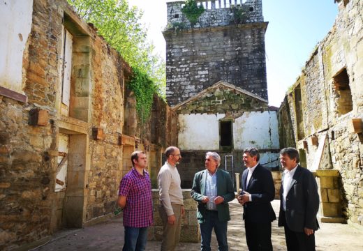 O delegado territorial da Xunta de Galicia na Coruña visitou en Boiro o inicio das obras de rehabilitación do pazo de Goiáns